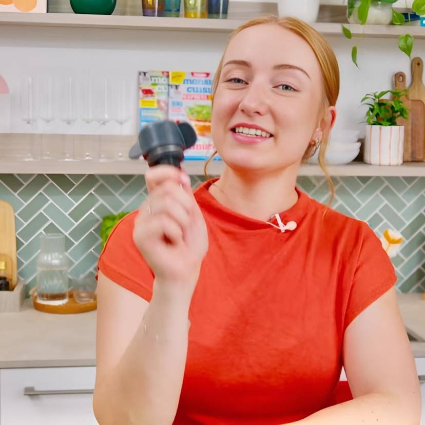 Isy mit dem TeigMeister in der Hand