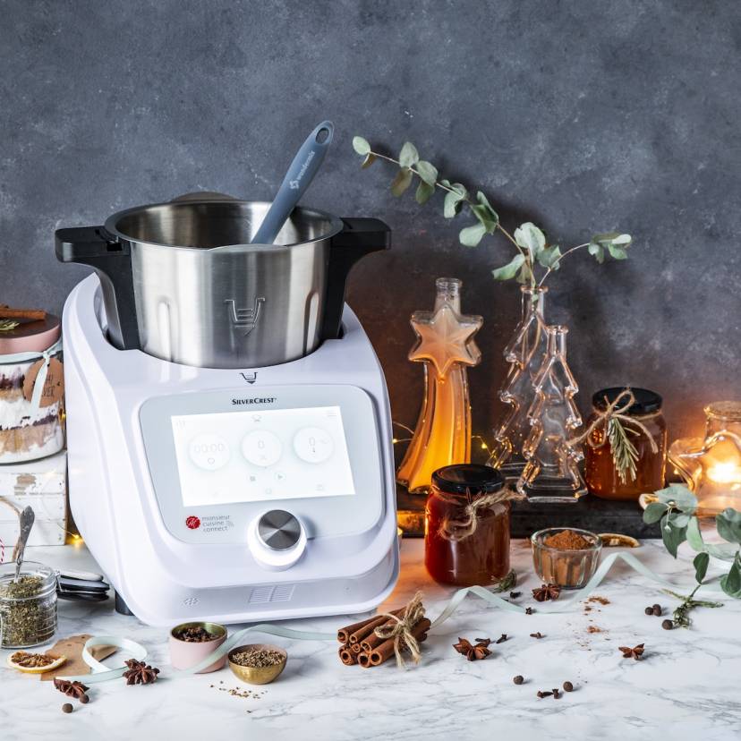 Der Monsieur Cuisine umgeben von kleinen Geschenken, Likör, Zucker, Marmelade
