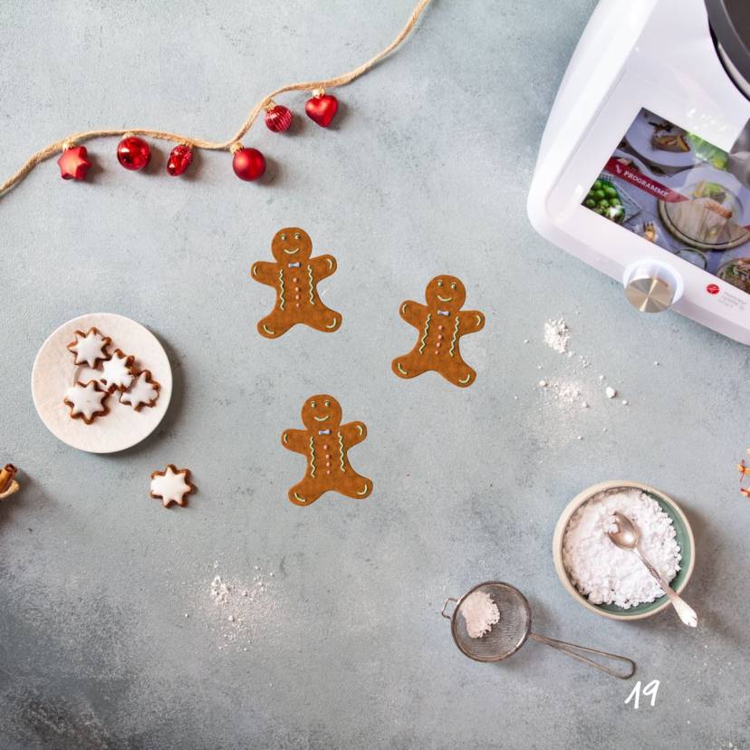 Der Monsieur Cuisine von oben fotografiert auf einer grauen Arbeitsplatte, daneben Plätzchen und weihnachtliche Deko