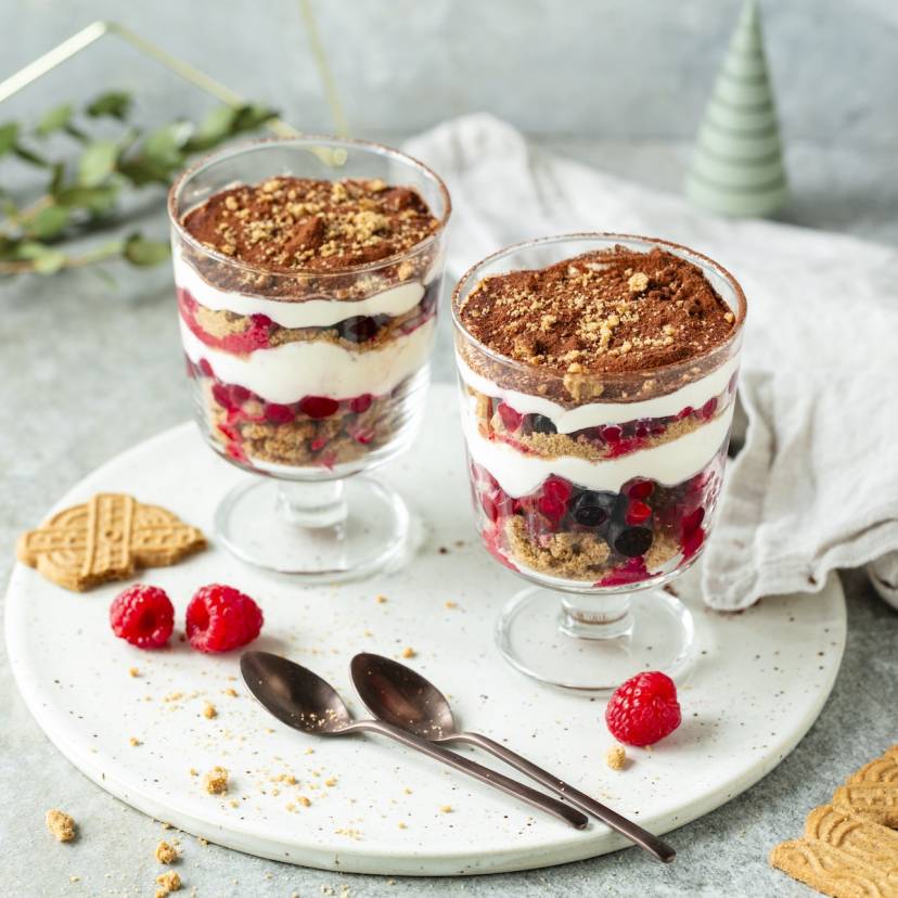 Weihnachtliches Dessert in Gläsern mit Spekulatius-Keksen