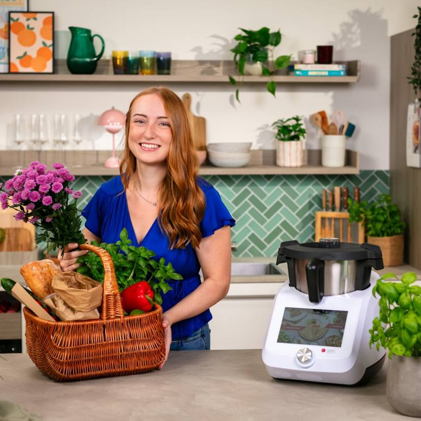 Isy von zaubermix Club mit einem Einkaufskorb voller Lebensmittel