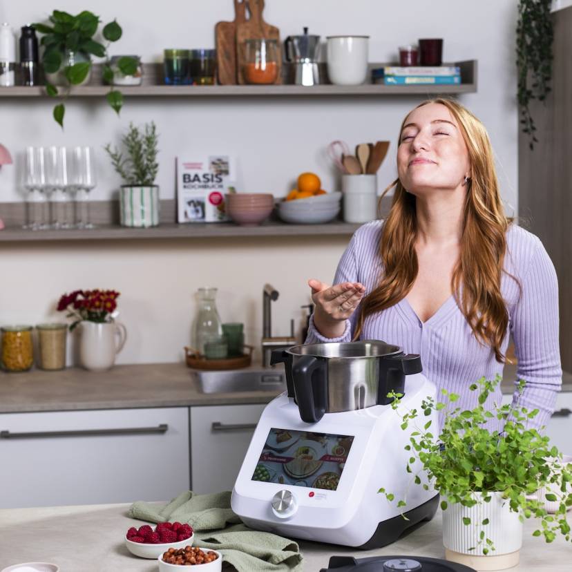 Junge Frau neben dem Monsieur Cuisine