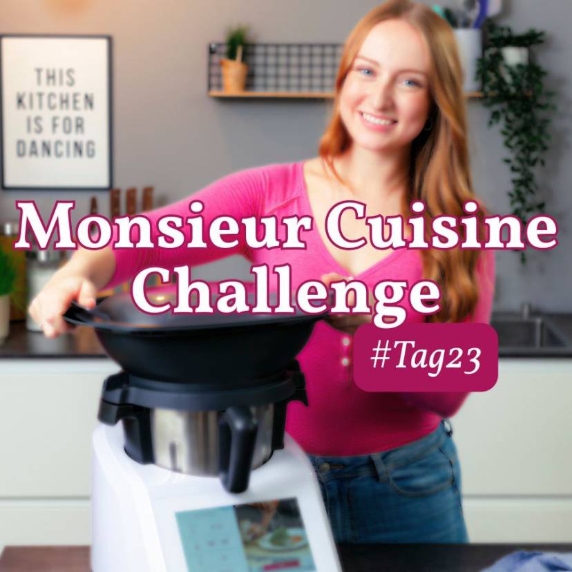 Junge Frau mit dem Monsieur Cuisine