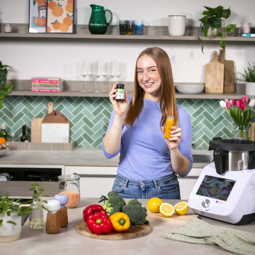 Junge Frau in einer Küche, mit Gemüse, Monsieur Cuisine und einem Eisen-Präparat