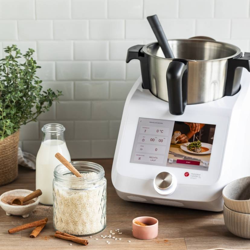 Monisieur Cuisine umgeben von Zutaten zum Kochen