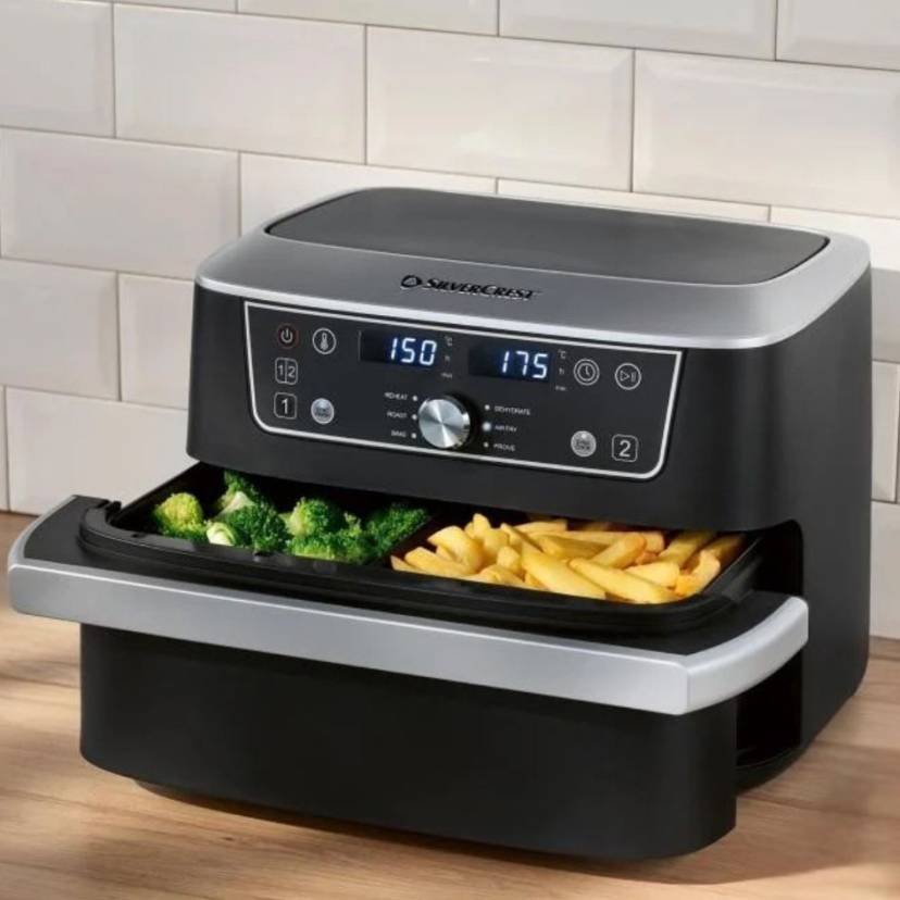 Zwei airfryer auf einer Arbeitsplatte