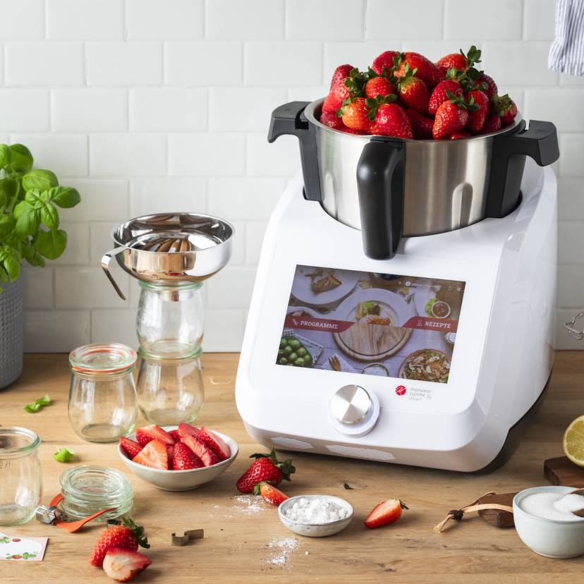 Der Monsieur Cuisine gefüllt mit Erdbeeren