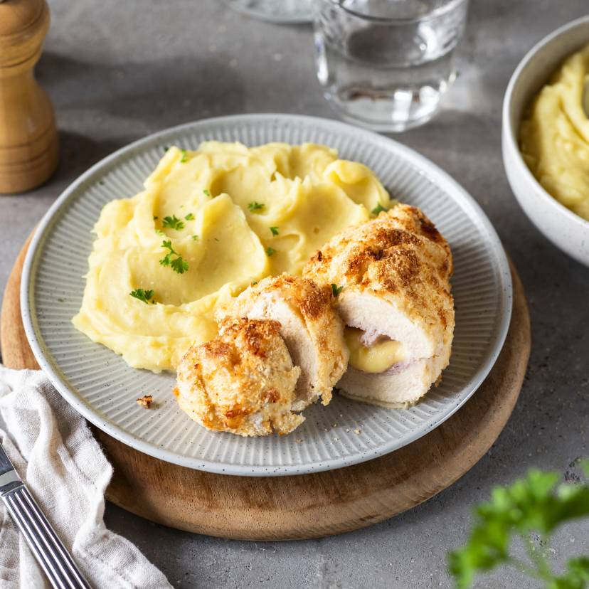 Kartoffelpüree und gefülltes Hähnchen-Schnitzel