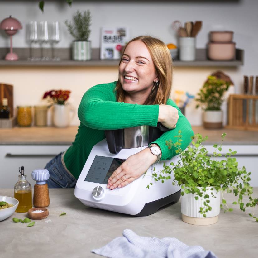 Junge Frau umarmt einen Monsieur Cuisine