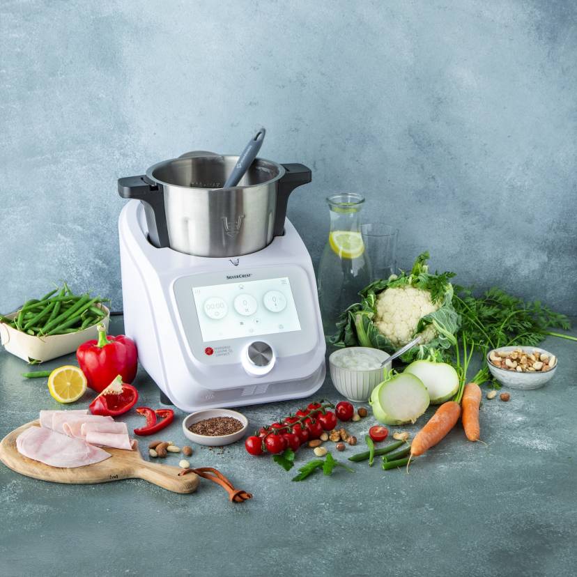 Monsieur Cuisine, umgeben von Gemüse aller Art