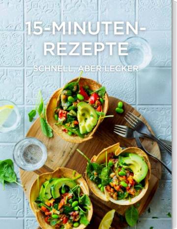 Avocado, Edamame auf Wraps mit Zitrone und Gabeln auf Holzbrett