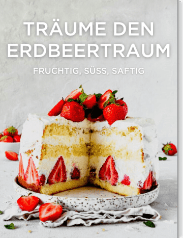Erdbeer-Sahne-Torte auf Teller mit Geschirrhandtuch