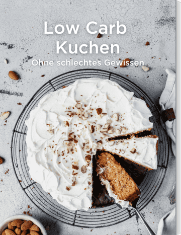 Karottenkuchen angeschnitten mit Frosting