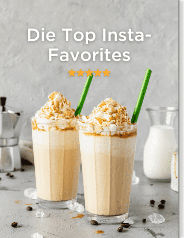 Frappuccino mit grünem Strohhalm und Karamellsoße