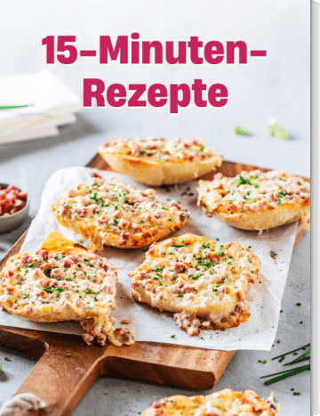 Flammkuchenbrötchen auf einem Holzbrett
