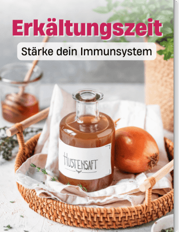 Hustensaft auf einem geflochtenem Tablett, daneben eine Zwiebel