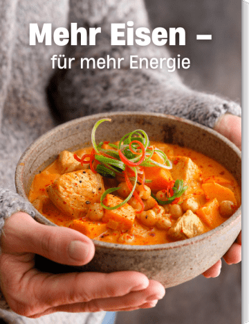 Schüssel mit Putengulasch in roter Soße