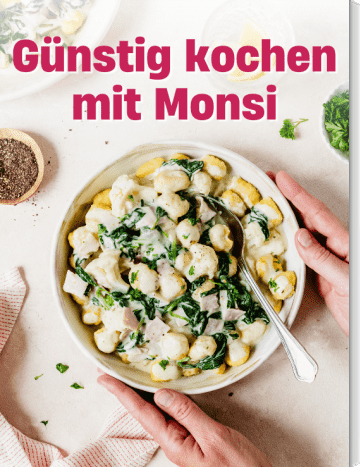 Schüssel mit Gnocchi in cremiger Soße mit Spinat