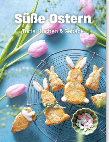 Gebäck in Hasenform auf blauem Untergrund, daneben Tulpen in rosa