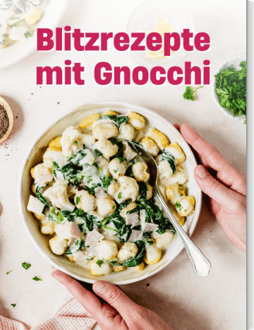 Schüssel mit Gnocchi in cremiger Soße