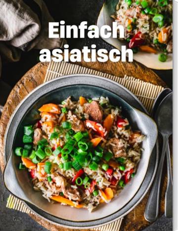 Ein Teller mit Nasi Goreng von oben fotografiert. Schriftzug: Einfach asiatisch