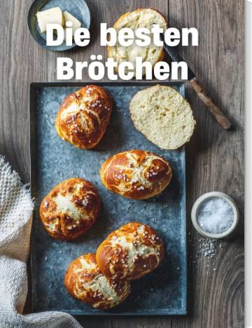 laugenbrötchen auf einer blauen Platte von oben fotografiert