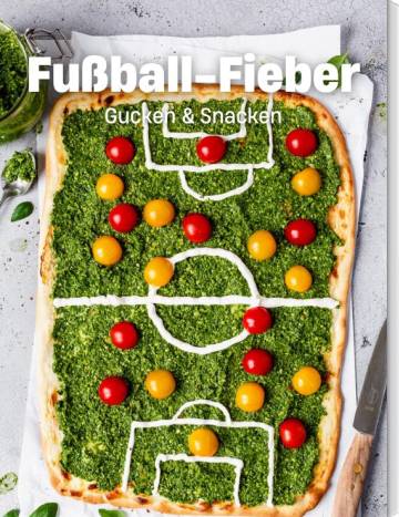 Flammkuchen im Look eines Fußball-Spielfelds