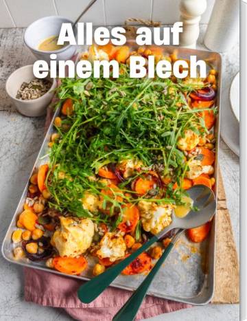 Ein Blech mit Gemüse und Rucola