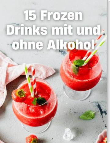 Zwei Gläser mit gefrorenen, roten Drinks