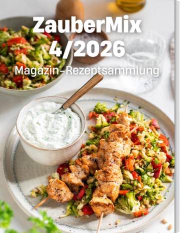 Hähnchenspieße mit Salat. Schrift ZauberMix 4/2026