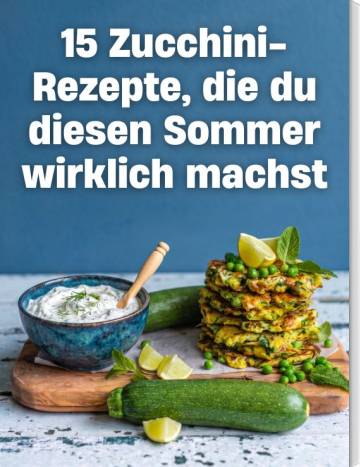 Zucchini-Puffer auf einem Holzbrett, daneben eine Schale mit Dip