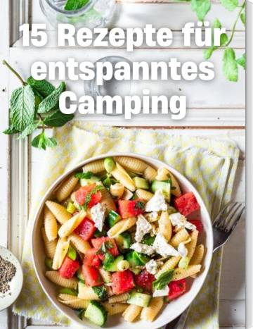 Ein Nudelslalat mit Wassermelone. Schrift: 15 Rezepte für entspanntes Camping