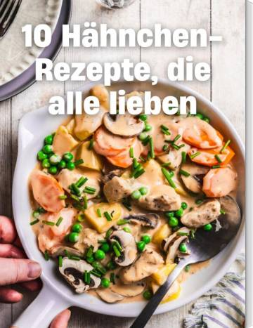 weiße Pfanne mit cremigem Hähnchen-Gericht, Spinat und Karotten