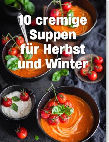 10 cremige Suppen. Foto: Drei dunkle Schalen mit Tomatensuppe