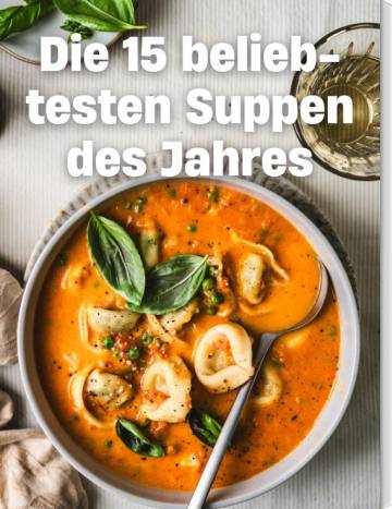 belibteste Suppen des Jahres. Schale mit roter Suppe, in der Tortellini liegen