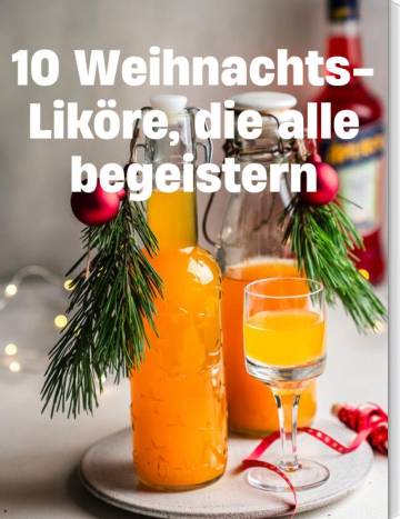 Zwei Flaschen mit orangefarbenem Likör, weihnachtlich dekoriert