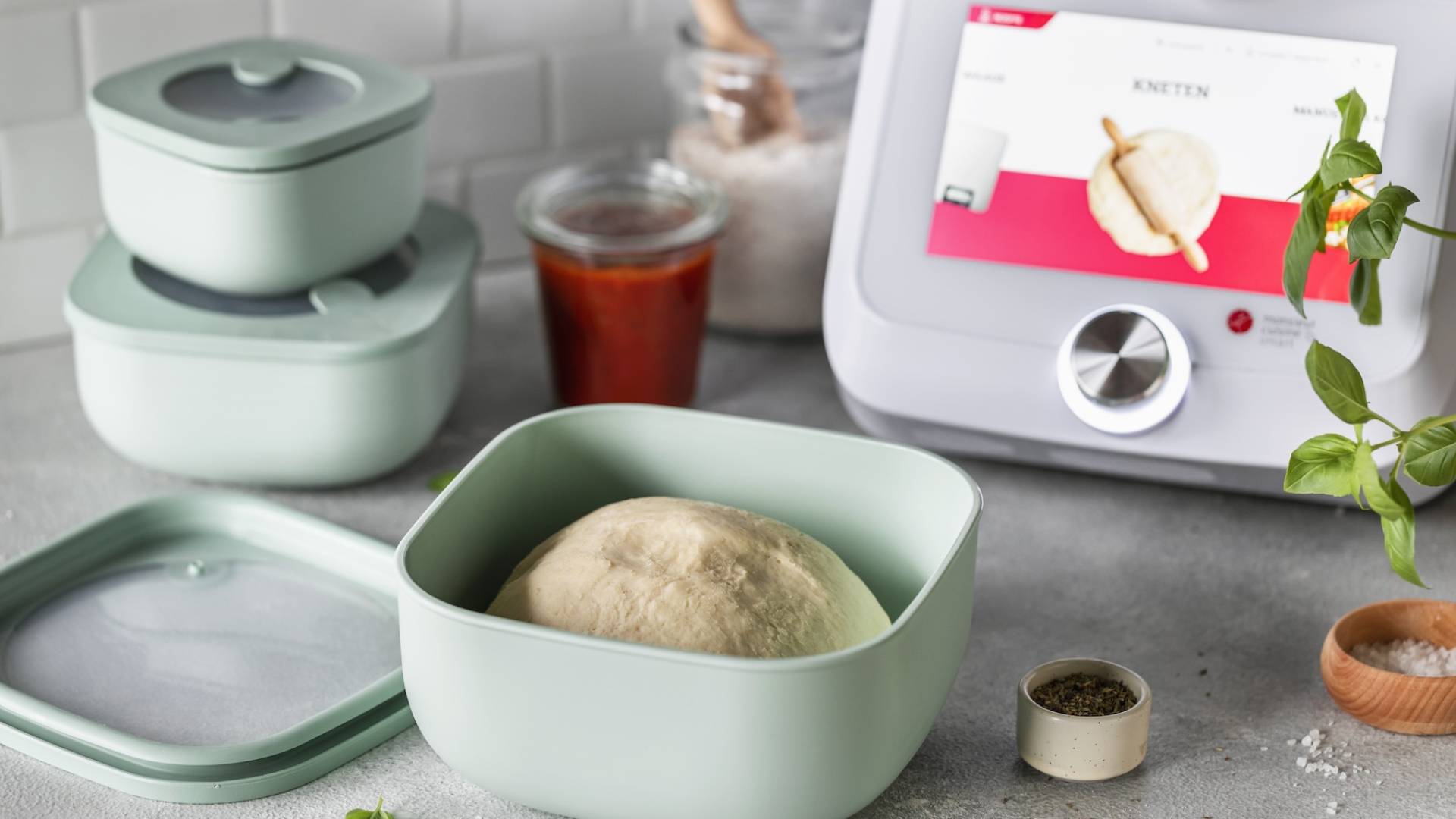 Pizzateig in einer Frischhaltedose