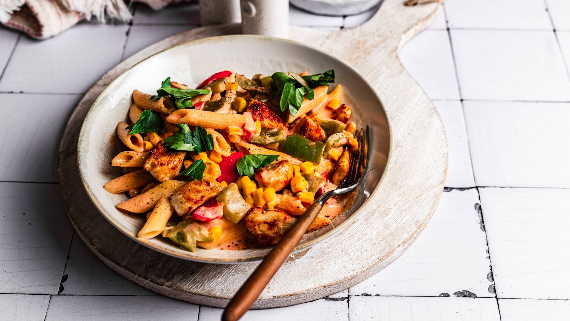 20-Minuten-Hähnchen-Mais-Nudelpfanne