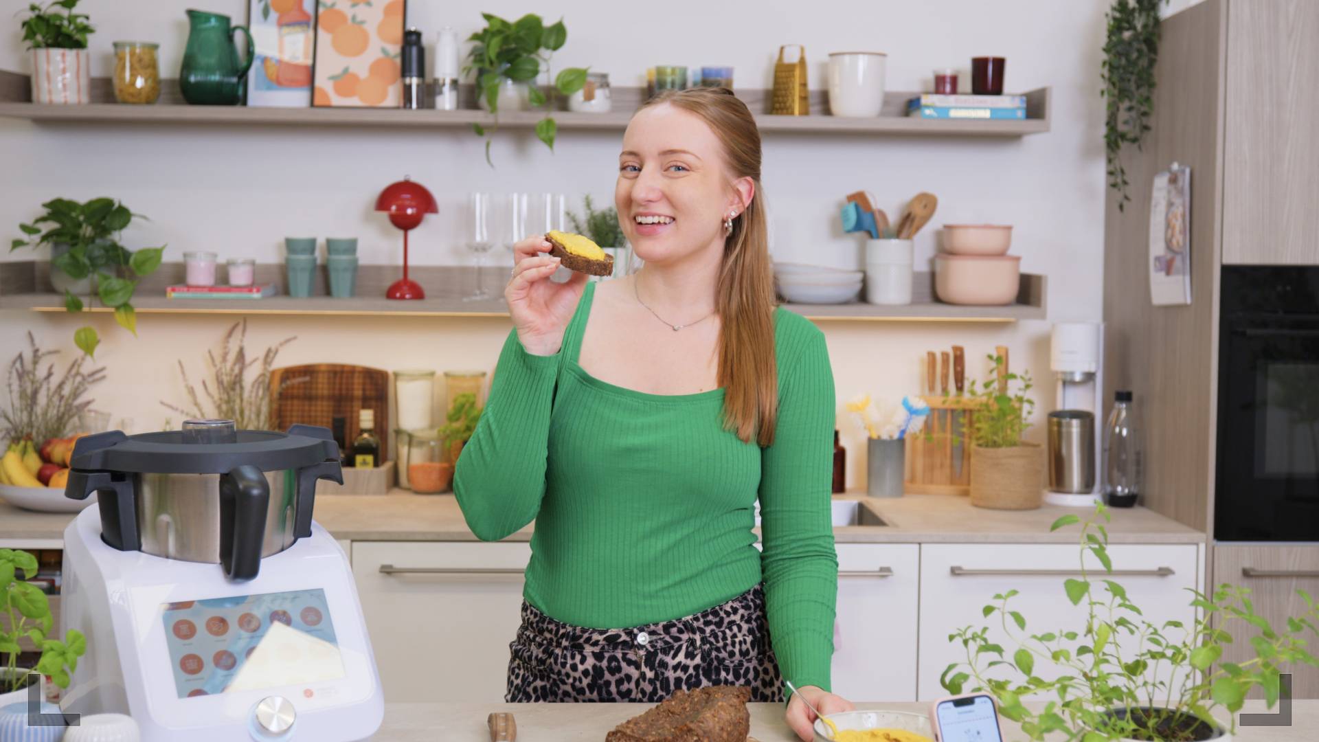 Isy hält Brot in der Hand