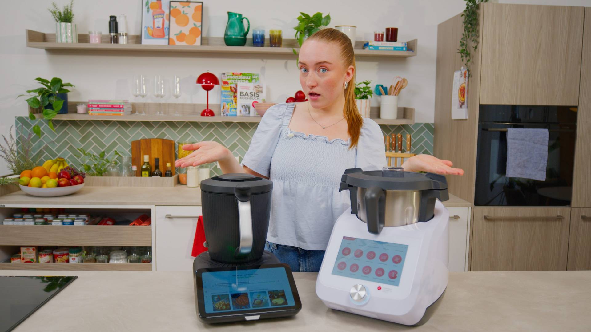 Isy steht hinter Monsieur Cuisine und einem Thermomix® TM7