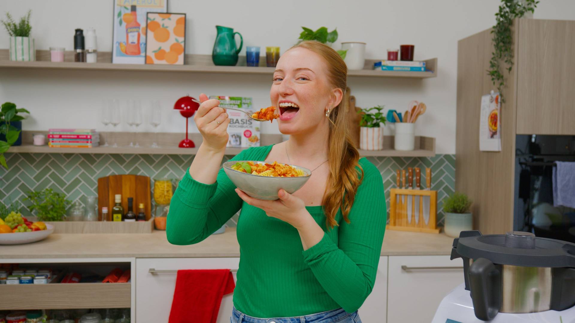 Isy ist Spaghetti mit Tomatensoße