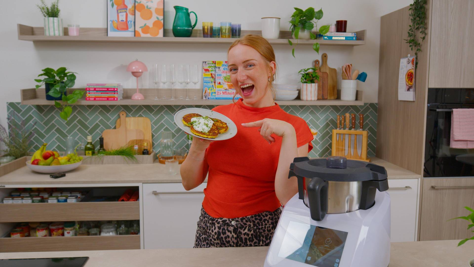 Isy hält Teller mit Kartoffelpuffer