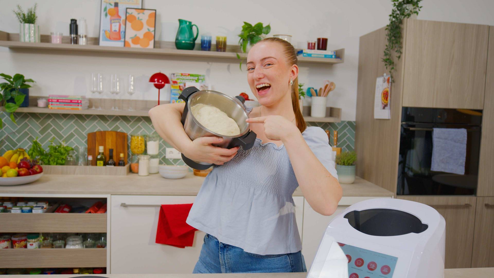 isy hält den Mixtopf, in dem Teig ist