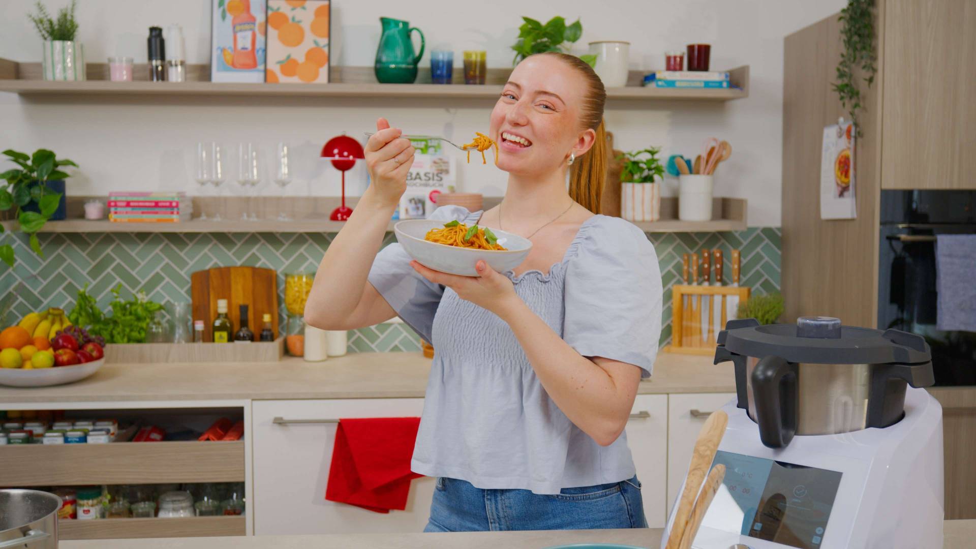 Isy hält einen Teller mit Spaghetti
