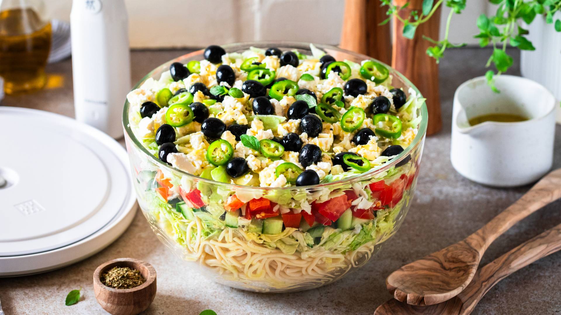 Griechischer Spaghetti-Schichtsalat