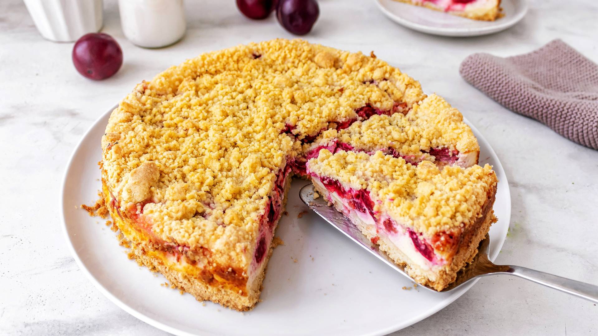 Pflaumenkuchen mit Streusel und Schmand