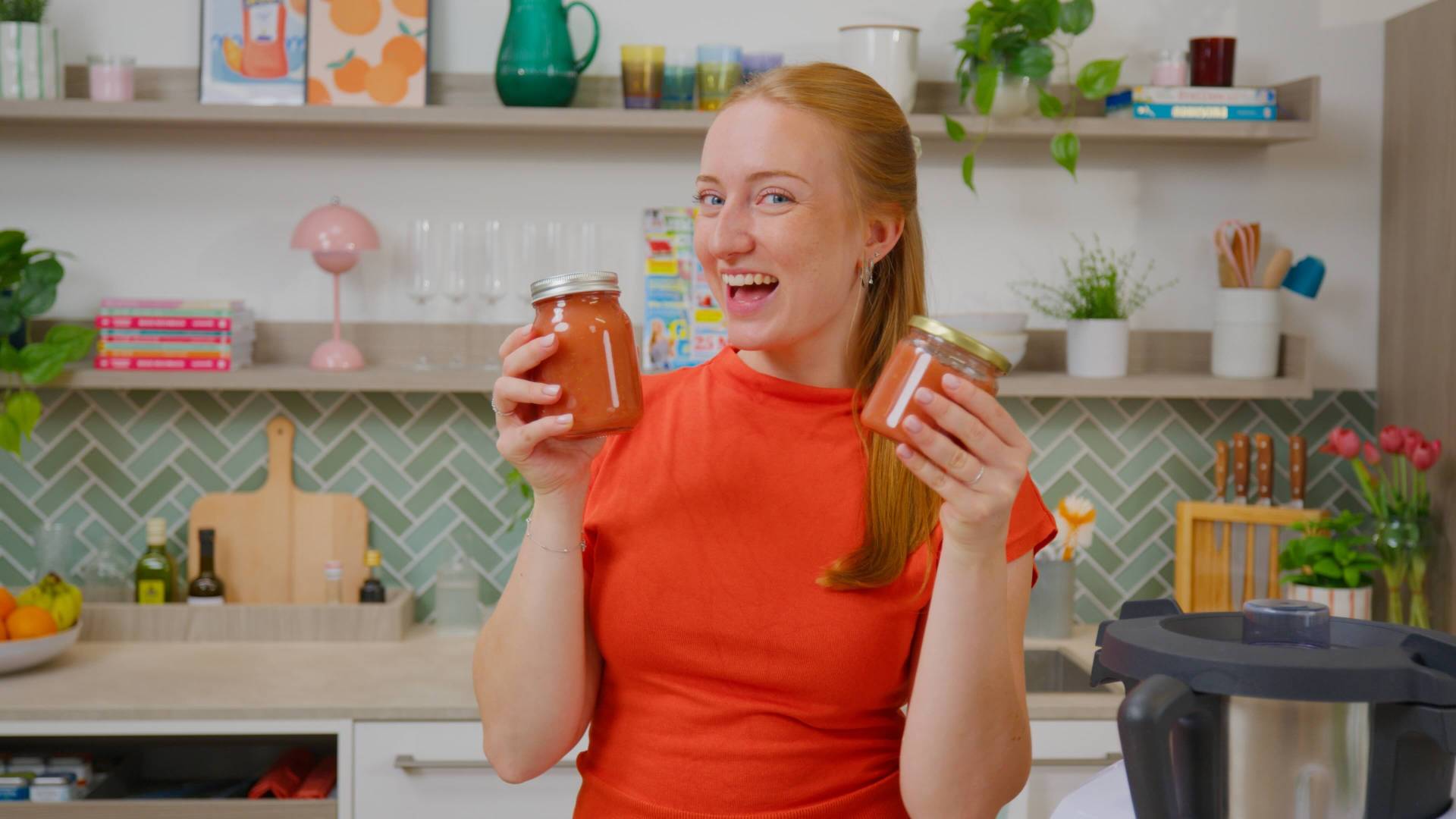 Apfelmus-Gläschen in Isy Händen