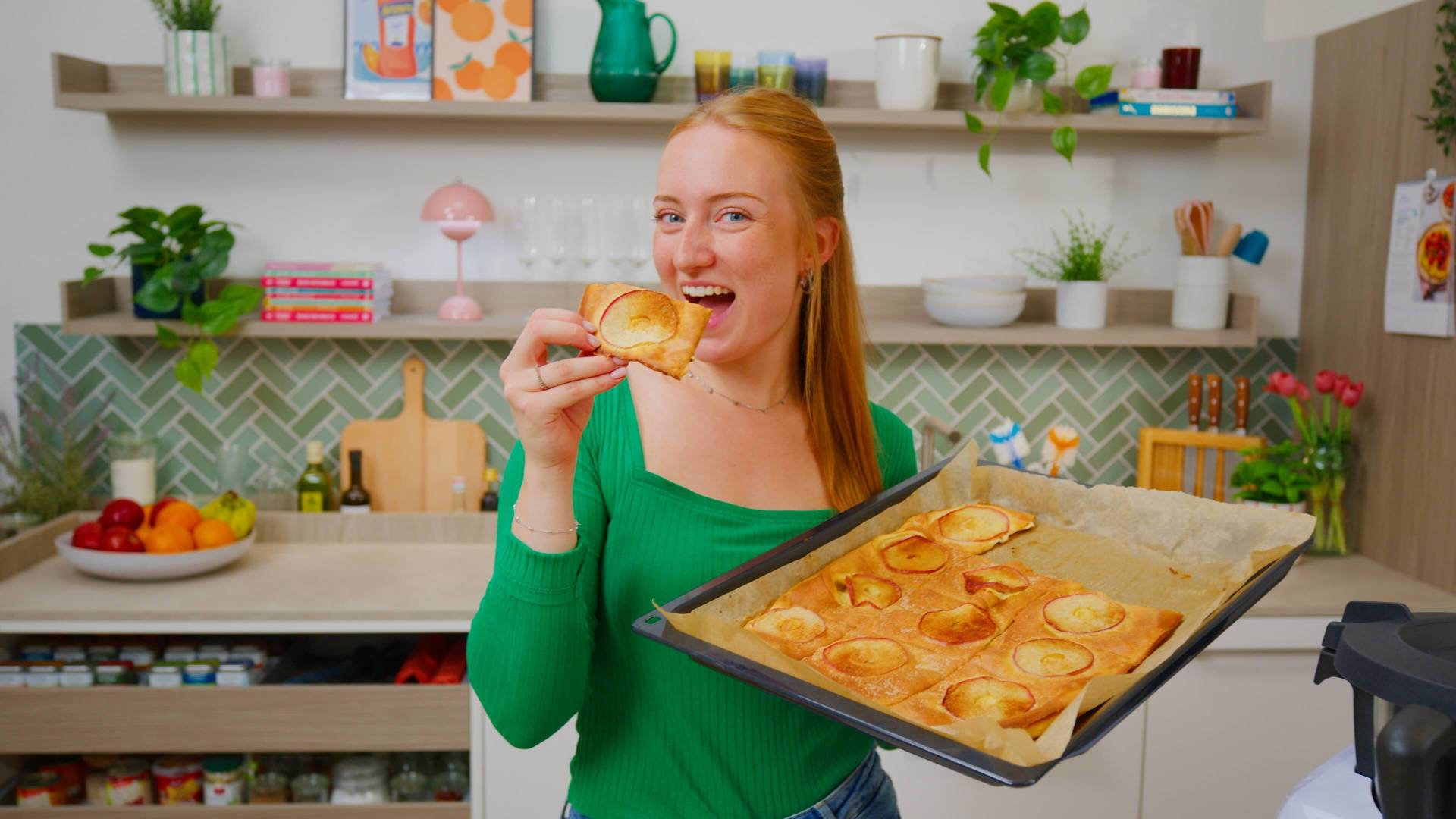 Isy hält Backblech mit Apfel-Pfannkuchen
