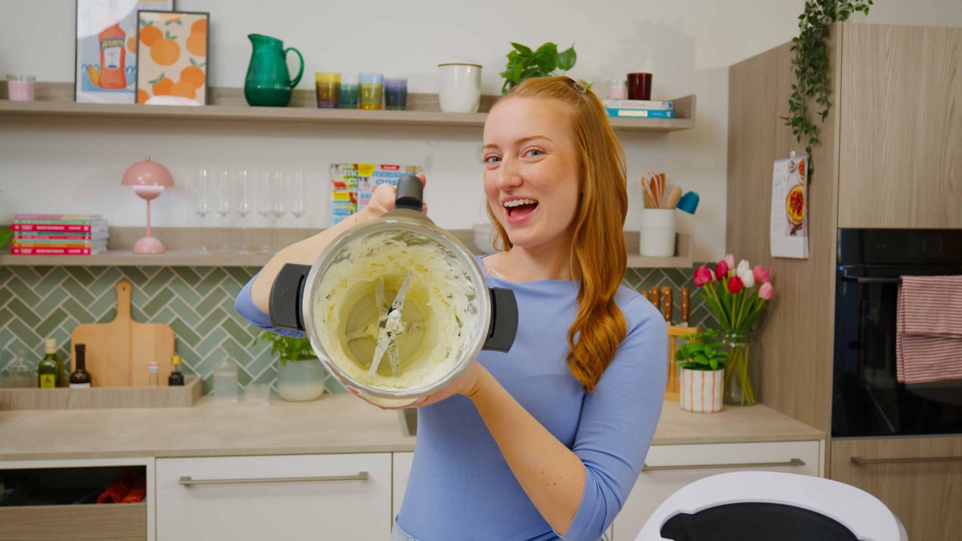 Isy hält Mixtopf mit Schlagsahne