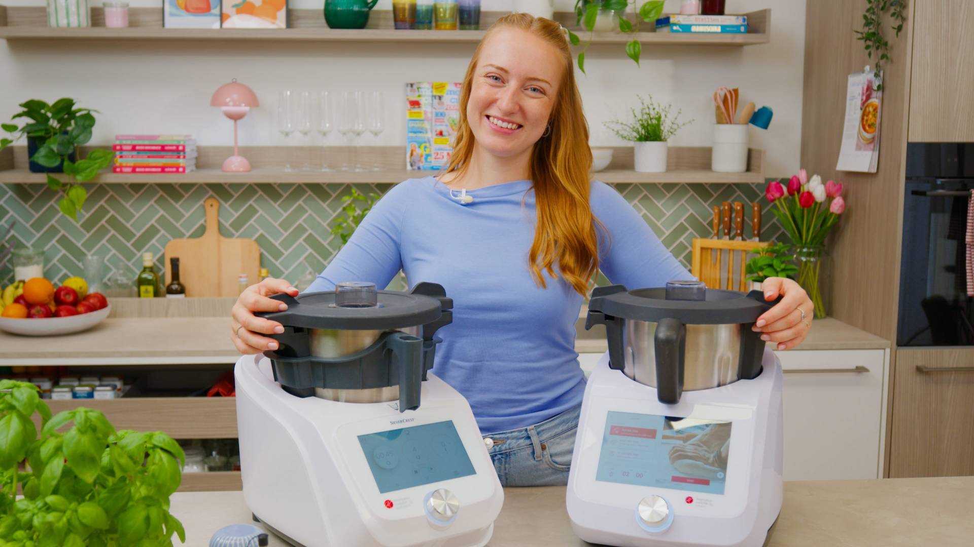 Isy mit Monsieur Cuisine Geräten vor sich